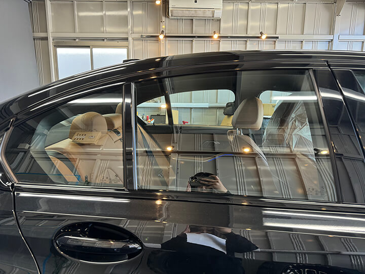 令和2年BMW3シリーズセダンのカーフィルム施工前の左後ろドアガラス
